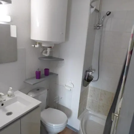 Cosy à 200m De La Avec Parking Privé Et Loggia, Animaux Admis - Fr-1-326-668 Appartement